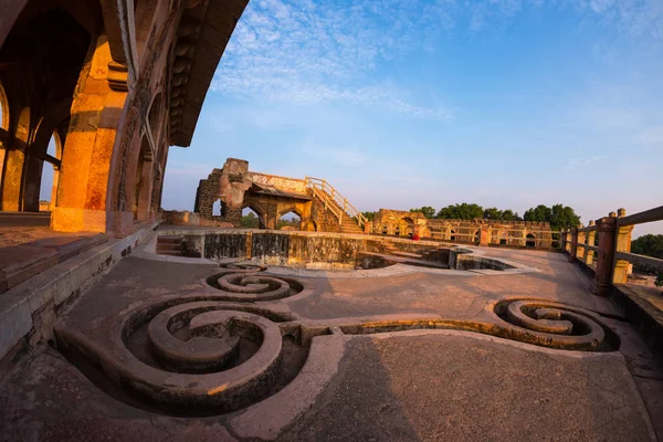 Mandu Ινδία, Αφγανιστάν ερείπια του Ισλάμ Βασιλείου, Τζαμί μνημείο και τάφος μουσουλμανική. Κανάλια νερού και πισίνα, το Jahaz Μαχάλ. — Φωτογραφία Αρχείου