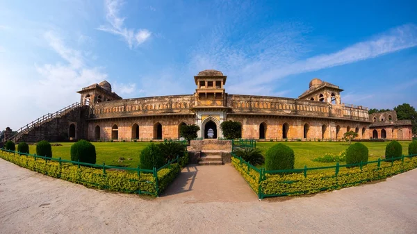 Mandu indien, afghanische ruinen des islam königreichs, moscheedenkmal und muslimisches grab. jahaz mahal. — Stockfoto