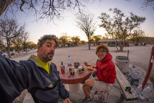 Casal adulto tomando selfie no deserto da Namíbia, Namib Naukluft National Park, principal destino de viagem na Namíbia, África . — Fotografia de Stock