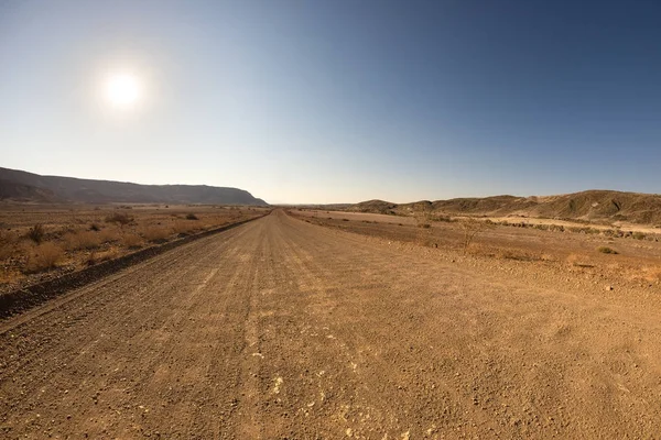 Viaje por carretera en el desierto de Namib, Namib Naukluft National Park, destino de viaje en Namibia. Aventuras de viaje en África . — Foto de Stock
