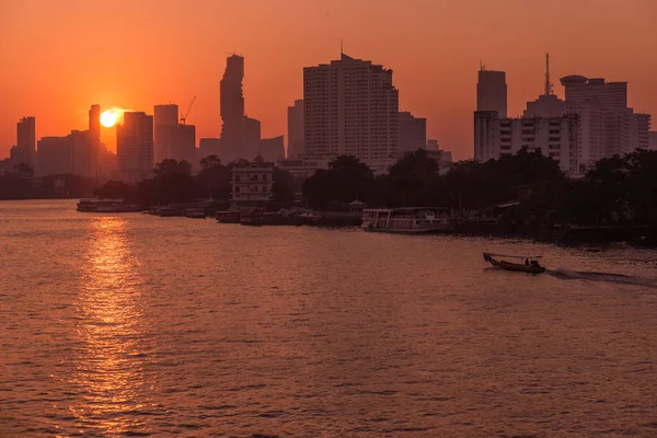 日出风景地平线在曼谷，泰国，在背光看日出与橘红色的晴朗的天空。游弋在湄南河上的船. — 图库照片