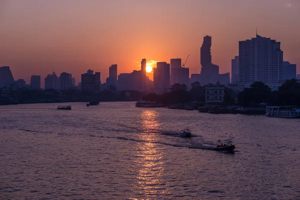 日出风景地平线在曼谷，泰国，在背光看日出与橘红色的晴朗的天空。游弋在湄南河上的船. — 图库照片