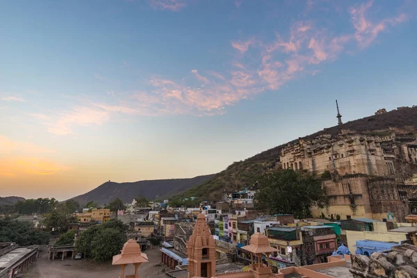 Paisaje urbano de Bundi, destino de viaje en Rajastán, India. El majestuoso fuerte encaramado en la ladera de la montaña con vistas a la ciudad azul. Vista angular amplia . — Foto de Stock