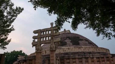 Sanchi, Hindistan - Kasım, 2017 yaklaşık: zaman atlamalı Sanchi Stupa, Madhya Pradesh, Hindistan. Antik Budist bina, din gizem, taş oyma.