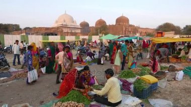 Mandu, Hindistan - 2 Aralık 2017: Cumartesi Pazar Mandu, Madhya Pradesh, Hindistan. Kabile insanlar burada haftada bir kez Bastar bölge köyden toplamak.