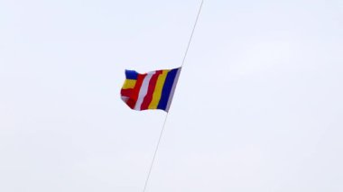 Rüzgarda resmi Budist bayrak.