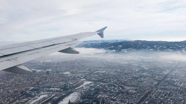 Туринский вид с воздуха. Город Турин сверху, Италия. Зима, туман и облака на линии. Загрязнение воздуха и воздуха . — стоковое фото