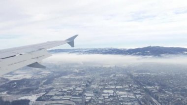 Turin havadan görünümü. Torino cityscape yukarıdan, İtalya. Kış, sis ve bulutlar üzerinde skylline. Sis ve hava kirliliği.