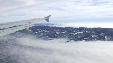 Turin havadan görünümü. Torino cityscape yukarıdan, İtalya. Kış, sis ve bulutlar üzerinde skylline. Sis ve hava kirliliği.