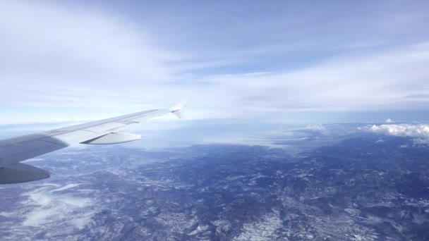 Vista Aerea Dall Aereo Volare Sopra Catena Montuosa Con Nebbia — Video Stock