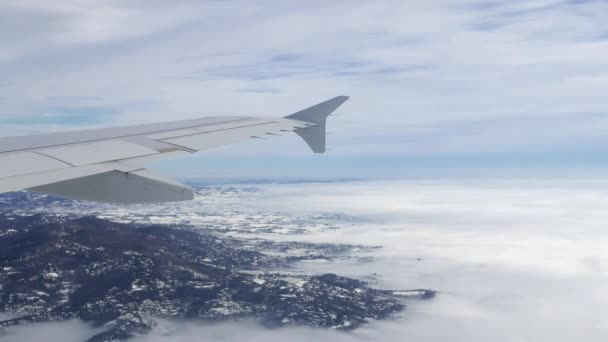 Αεροφωτογραφία Από Αεροπλάνο Πετώντας Πάνω Από Λόφο Σειρά Ομίχλη Και — Αρχείο Βίντεο