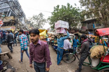Delhi, Hindistan - 11 Aralık 2017: kalabalık ve Chandni Chowk'tan, eski Delhi, ünlü seyahat hedef Hindistan Caddesi'nde trafik. Kaotik şehir hayatı, çalışan insanlar, balıkgözü ultra geniş görüş.