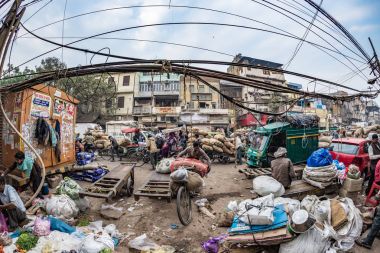 Delhi, Hindistan - 11 Aralık 2017: kalabalık ve Chandni Chowk'tan, eski Delhi, ünlü seyahat hedef Hindistan Caddesi'nde trafik. Kaotik şehir hayatı, çalışan insanlar, balıkgözü ultra geniş görüş.