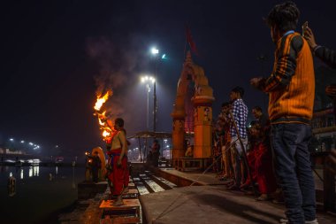 Ujjain, Hindistan - 7 Aralık 2017: Hindu dini için kutsal kasaba Ujjain, Hindistan 'daki kutsal nehirde düzenlenen dini törene katılan insanlar.