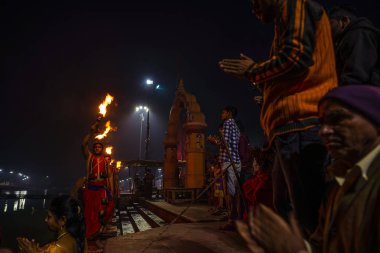 Ujjain, Hindistan - 7 Aralık 2017: Hindu dini için kutsal kasaba Ujjain, Hindistan 'daki kutsal nehirde düzenlenen dini törene katılan insanlar.