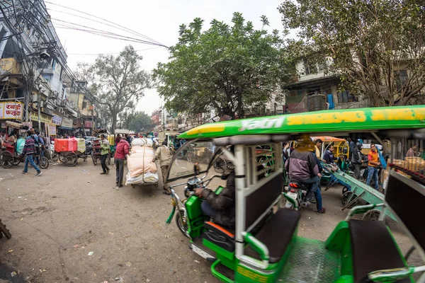 Delhi, India - 11 dicembre 2017: folla e traffico in strada a Chandni Chowk, Old Delhi, famosa destinazione di viaggio in India. Vita di città caotica, lavoratori, fisheye vista ultra ampia . — Foto Stock