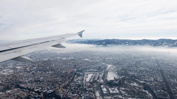 Vista aérea de Turim. Cidade de Torino de cima, Itália. Inverno, nevoeiro e nuvens no horizonte. Poluição atmosférica e do fumo . — Fotografia de Stock