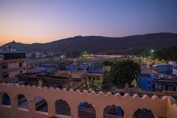 Bundi panoráma za soumraku. Majestátní palác na jezeře Pichola, cíl cesty v Rajasthan, Indie — Stock fotografie