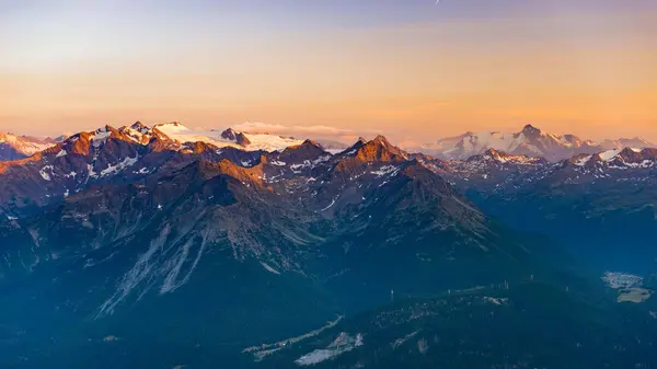 最后一个柔和的阳光在岩石山峰、 海脊和日出时的阿尔卑斯山的山谷。瓦莱达奥斯塔，风景秀丽的高原极端地形景观的旅游目的地在意大利. — 图库照片
