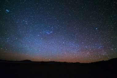 Yıldızlar ve airglow Bolivya, Güney Amerika and dağlarında üzerinde.