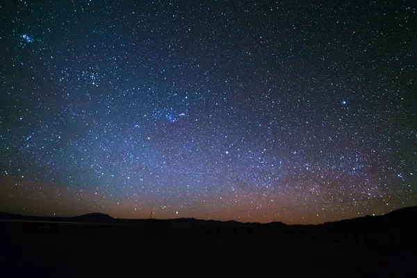 Hvězdy a airglow na andské Vysočiny v Bolívii, Jižní Amerika. — Stock fotografie