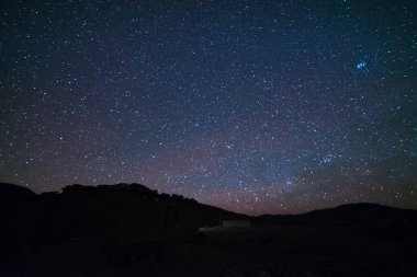 Yıldızlar ve airglow Bolivya, Güney Amerika and dağlarında üzerinde.