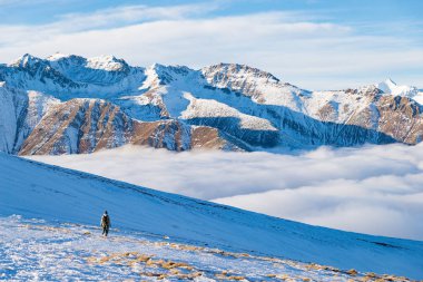 Alpler üzerinde karda hiking backpacker. Arkadan görünüş, kış yaşam tarzı, soğuk hissediyor, görkemli dağ manzarası.