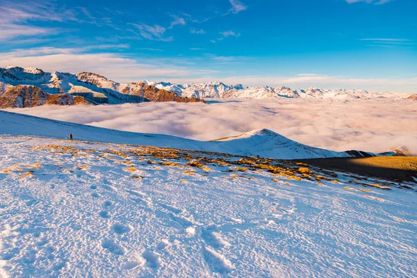 バックパッカーは、アルプスの雪のハイキングします。後姿、寒さを感じて、雄大な山の風景、冬のライフ スタイル. — ストック写真