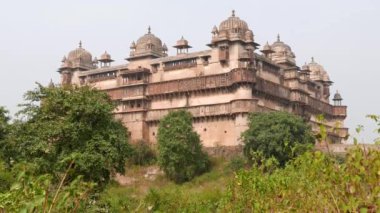 Orchha Sarayı kompleksi, Madhya Pradesh, Hindistan. Antik kalıntıların manzarasına.
