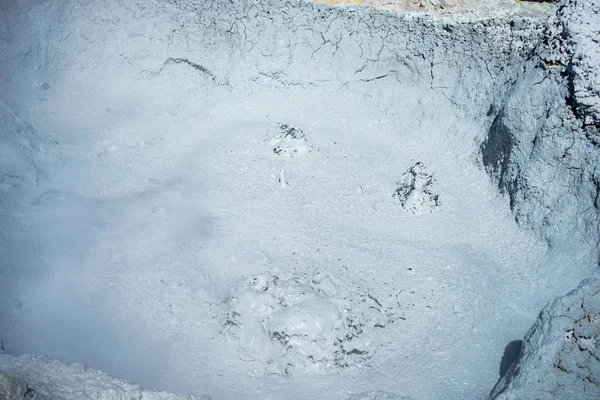 Estanques de agua caliente al vapor y ollas de barro en la región geotérmica de las tierras altas andinas de Bolivia. Viaje por carretera al famoso Salar de Uyuni . — Foto de Stock