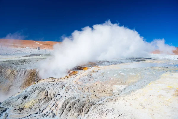 Vapor lagoas de água quente e potes de lama na região geotérmica das Terras Altas Andinas da Bolívia. Roadtrip para o famoso Uyuni Salt Flat . — Fotografia de Stock