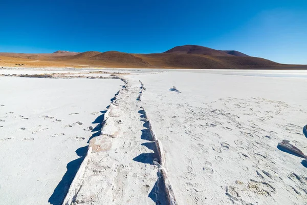 在安第斯山脉的盐湖, 公路之旅著名的乌尤尼盐单位, 其中最重要的旅游目的地在玻利维亚, 南美洲. — 图库照片