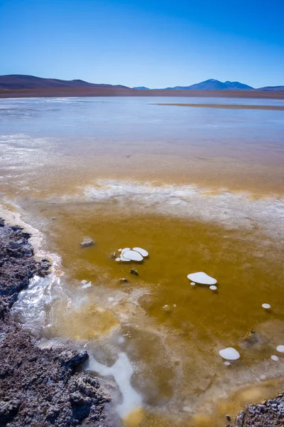 볼리비아에서 목적지 여행 소금 호수 안데스는 유명한 Uyuni 소금 평지도 여행에 냉동. — 스톡 사진