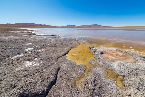 Lago de sal congelado en los Andes, viaje por carretera al famoso Salar de Uyuni, destino turístico en Bolivia . — Foto de Stock