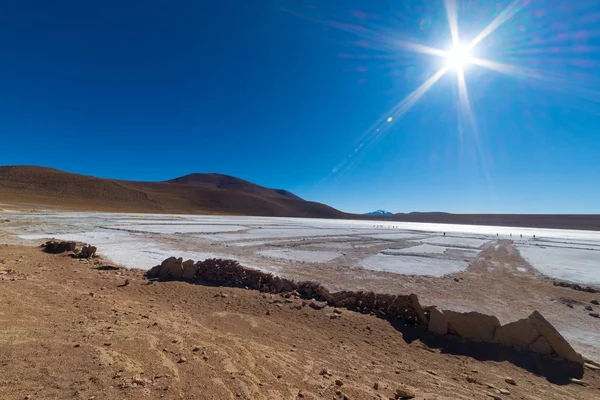 Lago de sal congelado en los Andes, viaje por carretera al famoso Salar de Uyuni, destino turístico en Bolivia . — Foto de Stock