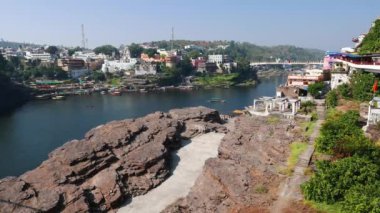 Omkareshwar cityscape, Hindistan, kutsal hindu Tapınağı. Kutsal Narmada nehir, yüzen tekne. Turistler ve hacılar için seyahat hedef.