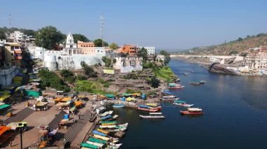Omkareshwar cityscape, Hindistan, kutsal hindu Tapınağı. Kutsal Narmada nehir, yüzen tekne. Turistler ve hacılar için seyahat hedef.