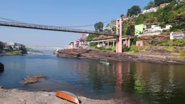 Omkareshwar Stadtbild Indien Heilige Hinduistische Tempel Heilige Narmada Schwimmende Boote — Stockvideo