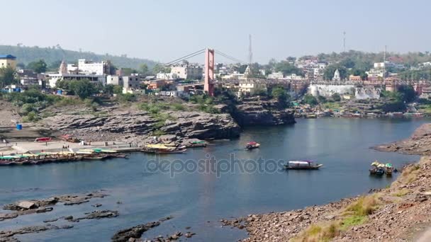 Omkareshwar Stadsbilden Indien Heliga Hinduiska Templet Helige Narmada River Båtar — Stockvideo