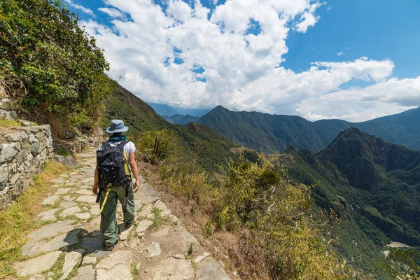 Backpacker explorando os íngremes trilhos incas de Machu Picchu, o destino de viagem mais visitado no Peru. Aventuras de verão na América do Sul . — Fotografia de Stock