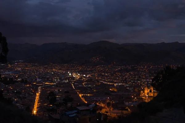 Alacakaranlıkta parlayan şehir ışıkları ile Cusco şehrin panoramik görünümü. Peru ve Güney Amerika en turistik seyahat hedef Cusco arasındadır. — Stok fotoğraf