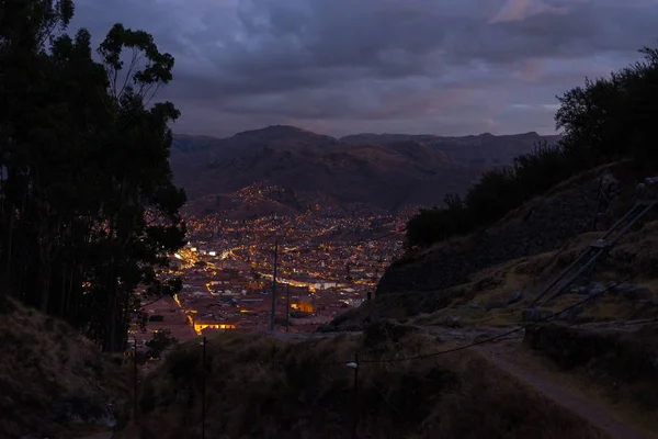 Panoramiczny widok na miasto Cusco z świecące światła miasta o zmierzchu. Cusco jest wśród najbardziej turystyczne miejsca podróży w Peru i Ameryce Południowej. — Zdjęcie stockowe