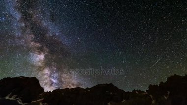 Samanyolu zaman atlamalı ve yaz aylarında görkemli İtalyan Fransız Alpleri üzerinde dönen yıldız. Kayan sürümü.