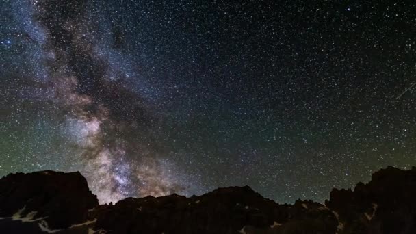 银河时间的推移和星星在夏季的雄伟的意大利法国阿尔卑斯山上空旋转 滑动版 — 图库视频影像