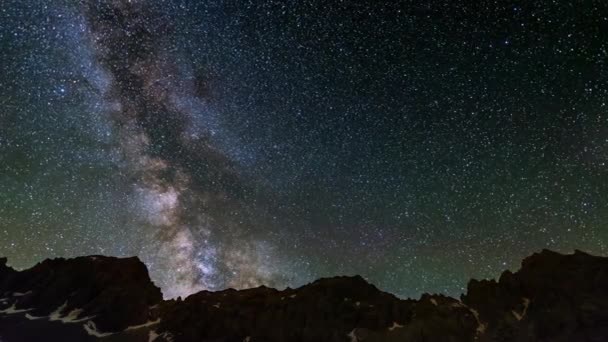 銀河の時間の経過と雄大なイタリア語フランス語アルプス夏の回転星 スローモーション — ストック動画