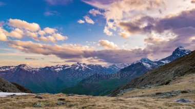 Hareket bulutlar Alps günbatımı zaman atlamalı dağ sırtlar ve tepeler Torino eyaletinin, İtalya.