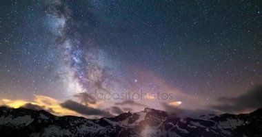 Samanyolu zaman atlamalı, yıldızlı gökyüzü yaz aylarında Alpler döner. Hareket bulutlar.