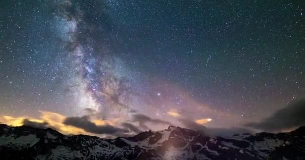 銀河の時間の経過 星空夏のアルプスの回転します 雲の動き — ストック動画