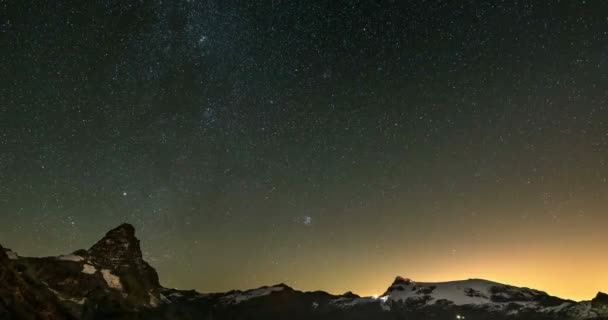 繁星满天的时间越过雄伟的峰 Cervino 山峰和蒙特罗莎冰川 意大利一侧 — 图库视频影像