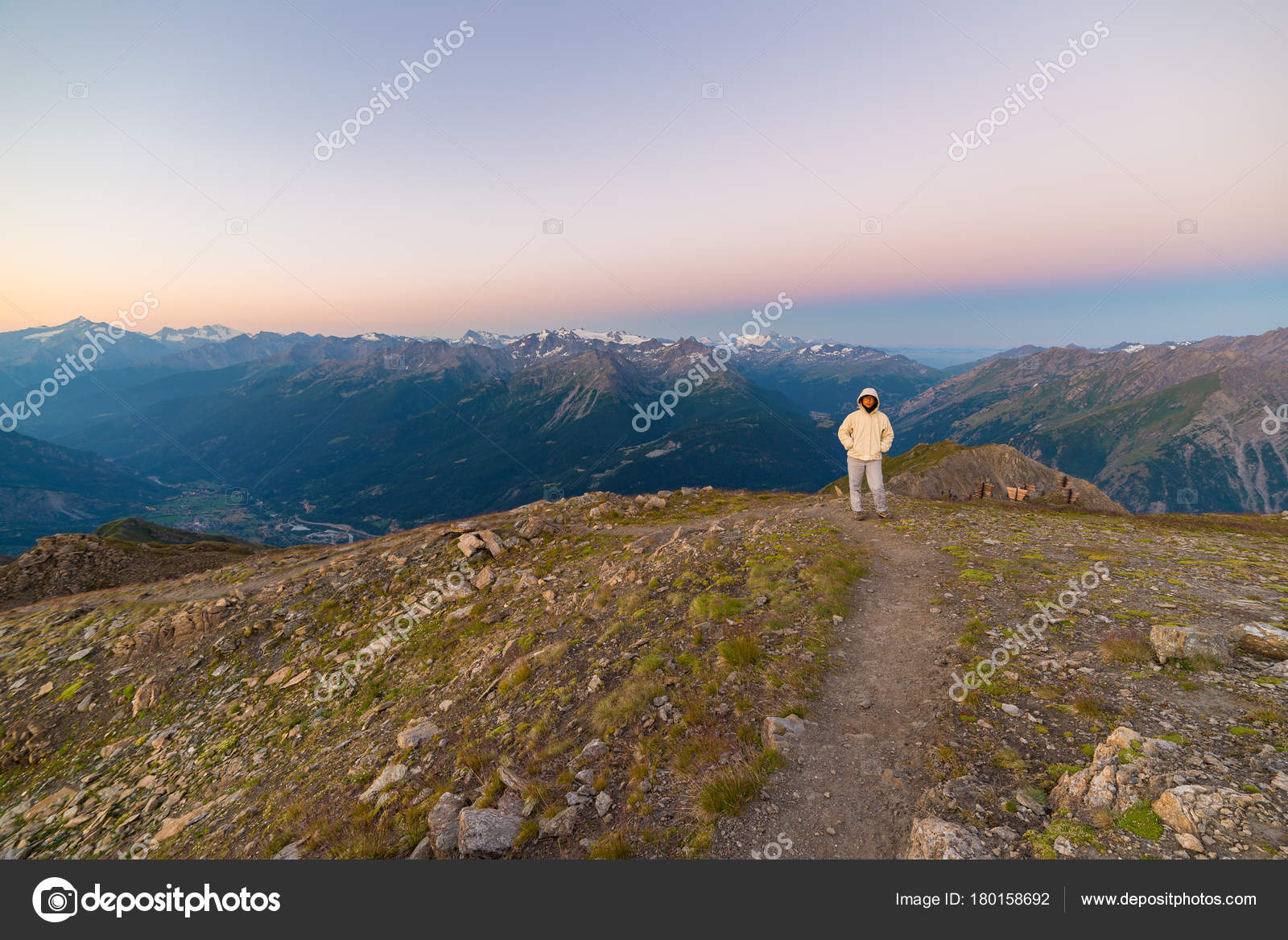Donna Che Guarda Alba Mozzafiato Sulle Valli Creste E